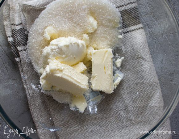 Все ингредиенты должны быть комнатной температуры. В чашу сложить сливочное масло, сахар и сливочный сыр и взбить все на средних оборотах миксера в течение нескольких минут.