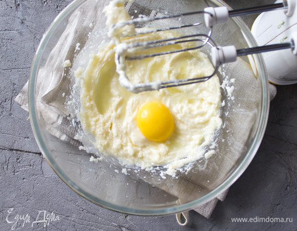 Добавить желток, сок лайма ТМ SICILIA и снова взбить. 
