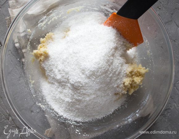 В последнюю очередь добавить кокосовую стружку и перемешать. 