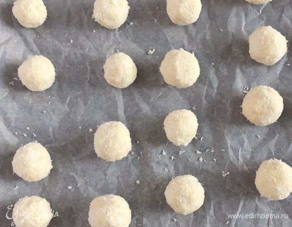 Тесто получится не однородное, как крошка. Нужно хорошо размять его руками, затем брать небольшие порции теста и формировать шарики, размером с грецкий орех. Скатывать шарики не получится, так как тесто не пластичное, нужно пальцами обеих рук сдавливать тесто, формируя шарики. Выпекать в разогретой до 180°С духовке 15 минут. 
Приятного аппетита!