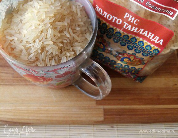 Отмеряем 1 стакан риса (у меня стакан 300 грамм), высыпаем его в миску и идем промывать рис 7 раз (не менее). 