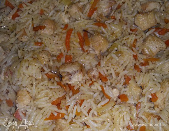 Готовый плов перемешаем в сотейнике.