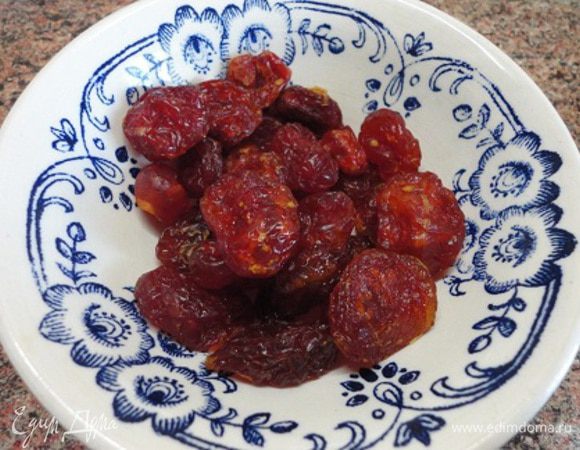 Начну с того, что совсем недавно я открыла для себя сушеные помидоры черри — в таком виде они еще больше по вкусу напоминают вишню, невероятно сладкие и хороши для выпечки. Я их каждый разрезала на 3-4 кусочка. 