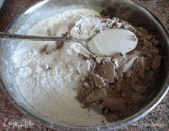 Смешать все сухие ингредиенты: два вида муки, крахмал и соль.