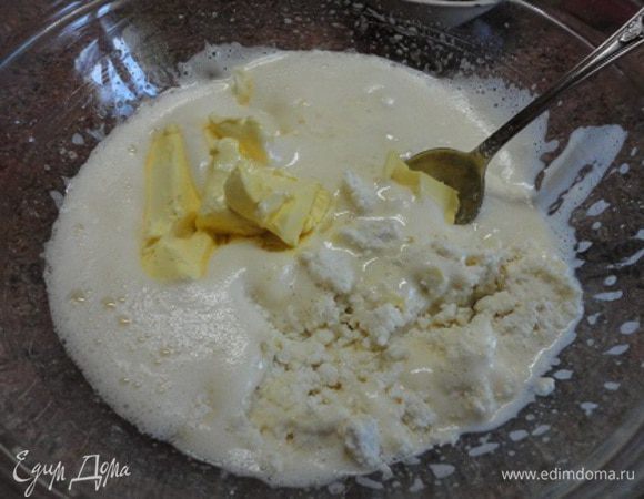 Яйца с сахаром взбить до бела и соединить с мягким (не растопленным, а мягким!!!) маслом, протертым (при необходимости) творогом и содой, погашенной лимонным соком (или разведенной лимонной кислотой).