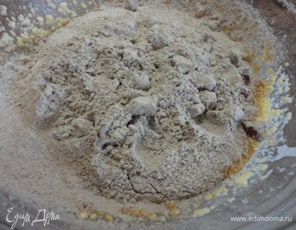 Теперь соединяем сухие и жидкие составляющие рецепта, перемешиваем.