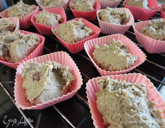 Выкладываем в формочки (примерно 16 штук), оставляя место для подъема, и выпекаем 20-25 минут при температуре 180-200°С.