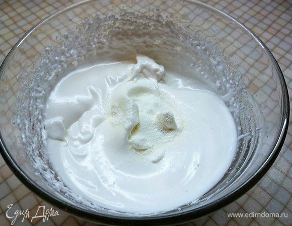 Добавляем 1 ч. л. кукурузного крахмала. Благодаря крахмалу, центр печенья получается нежным и тягучим.