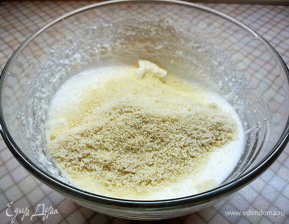 Миндальную муку просеиваем через сито и порциями добавляем к белкам.