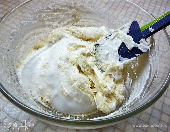 Аккуратно перемешиваем до однородности снизу-вверх.