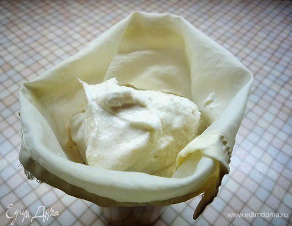 Готовую массу перекладываем в кондитерский мешок и выкладываем на противень, застеленный бумагой для выпечки или на силиконовый коврик. Можно выкладывать чайной ложкой.