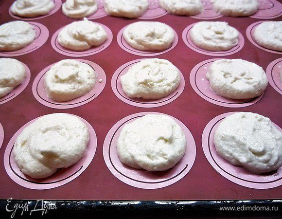 Выпекаем в заранее разогретой духовке при температуре 150°С, 60 минут. Готовые печенья становятся румяными и легко снимаются.