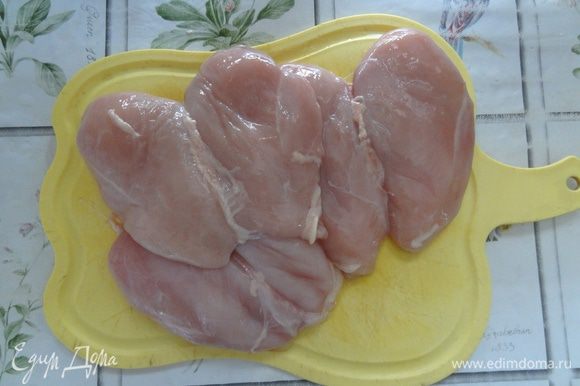 Куриные грудки разрезать вдоль, слегка отбить каждый кусочек.