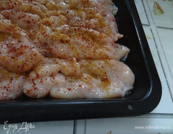 Выложить на смазанный маслом противень, слегка посолить, посыпать карри и паприкой.

