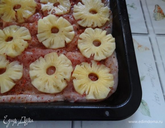 Кольца ананаса разрезать вдоль и уложить сверху.

