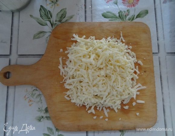Сыр натереть на терке.

