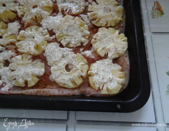 Смазать соусом колечки ананаса, сверху посыпать тертый сыр.

