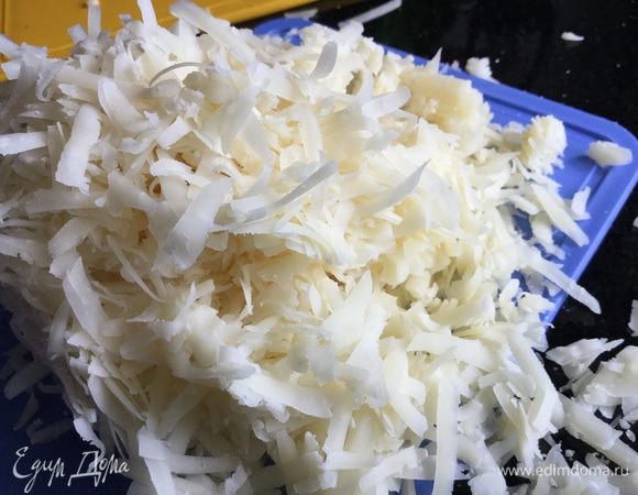 Сыр натрите на крупной терке.