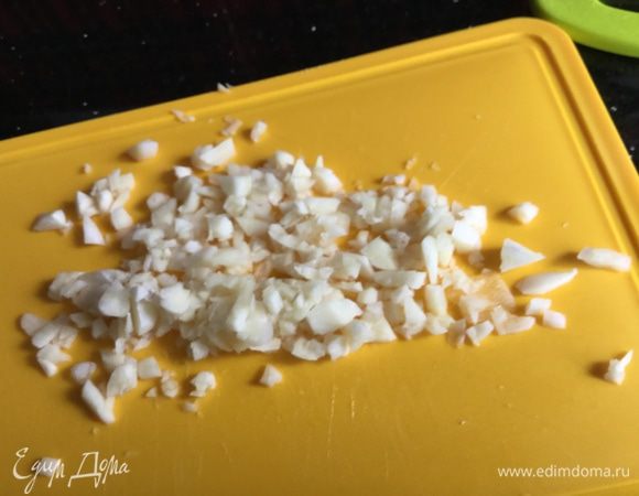 Чеснок раздавите ножом и мелко порубите.