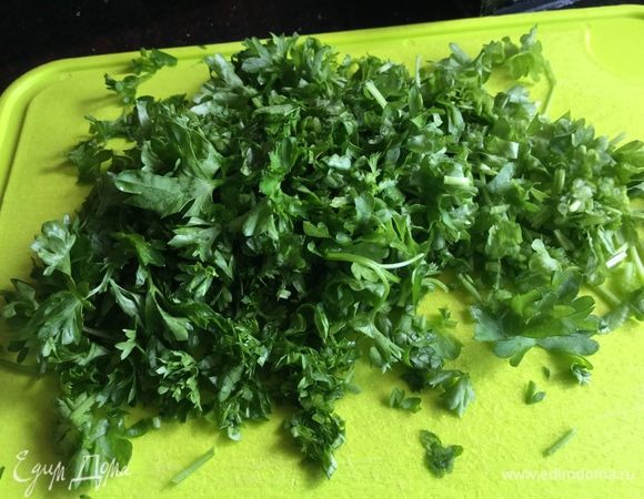 Мелко нарежьте петрушку.