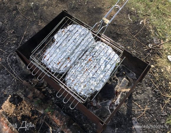 Выложите завернутую в фольгу чиабатту на решетку-гриль и готовьте на открытом огне по 3-4 минуты каждую сторону.