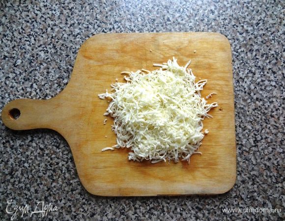 Сыр натереть на терке. 
