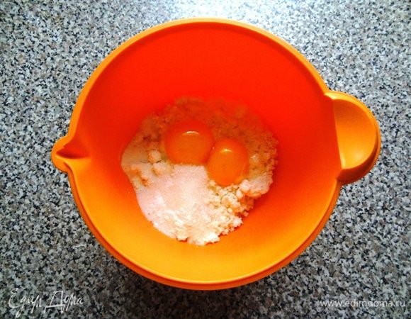 Творог соединить с сыром, добавить яйцо (у меня двойняшки), сахар, соль, перемешать.
