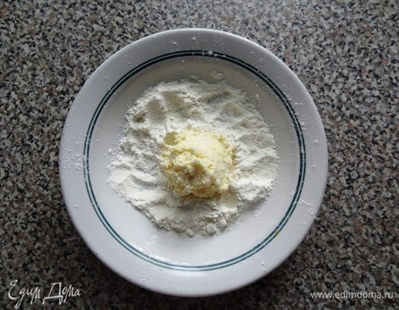 Ввести 2 ложки блинной муки и ванилин, перемешать.
Ложкой выкладывать тесто в тарелку с мукой, формируя лепешечки. 
