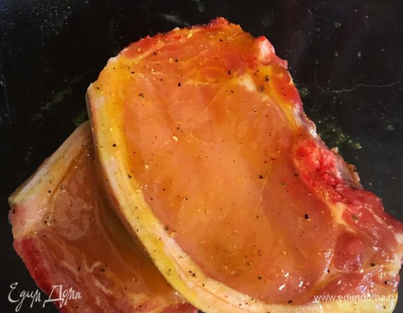 Натереть свинину солью и перцем.
Смешать мед и горчицу, полить отбивные. Поставить в холодильник на 1 час или дольше.