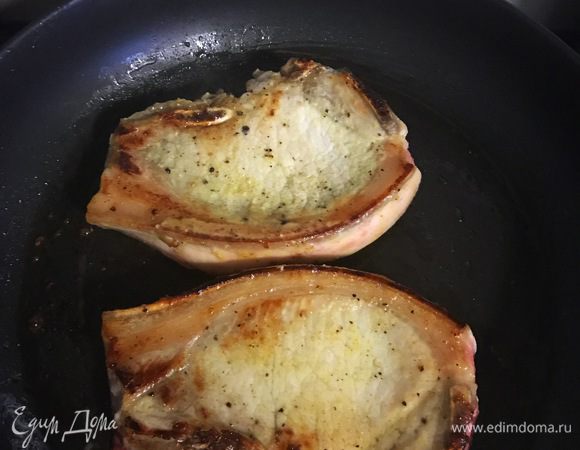 Обжарить отбивные с обеих сторон. 
