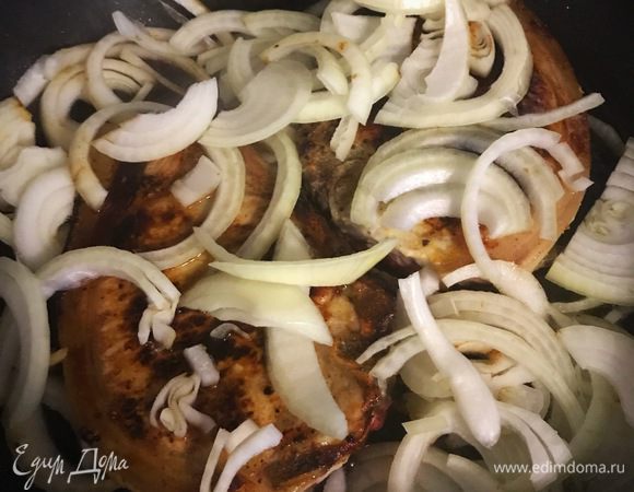 Добавить лук, обжарить. 
