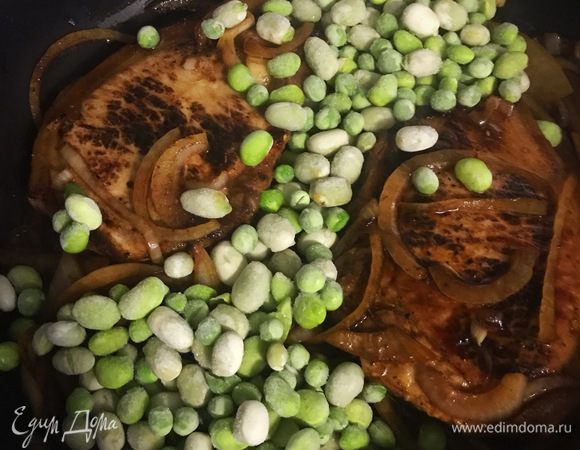 Добавить горошек (у меня была замороженная смесь) и воду. 
Тушить минут 30-40. 