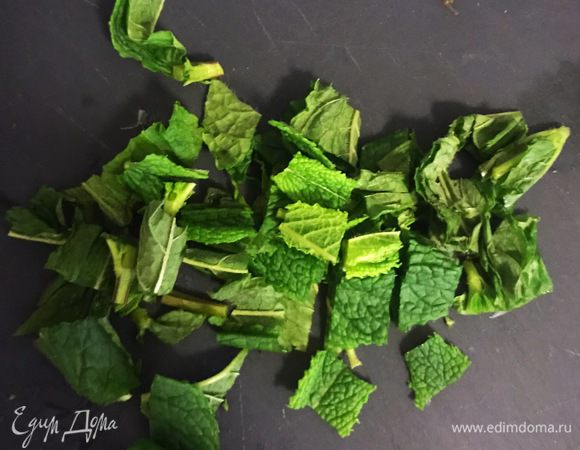 Добавить сок лимона и мяту. Выключить огонь и оставить под крышкой (10-15 минут). Перед подачей на стол, я немножко солю горошек, кому как. 