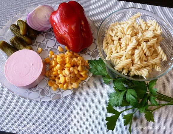 Подготовим ингредиенты для салата. Вместо колбасы можно взять ветчину. Макароны твердых сортов сварить «аль денте», они и вкуснее и не раскисают. 