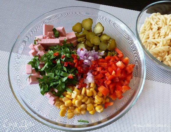 Зелень и перец чили мелко рубим и добавляем в салатник. Не любите острое, уберите зернышки или замените острый чили на черный свежемолотый перец.