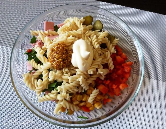 Отварные спиральки кладем в салатник и заправляем салат сладкой горчицей с зернышками и майонезом. 
Конечно, майонез можно заменить на йогурт, сметану или оливковое масло, но этот салат с майонезом — самое то! :)