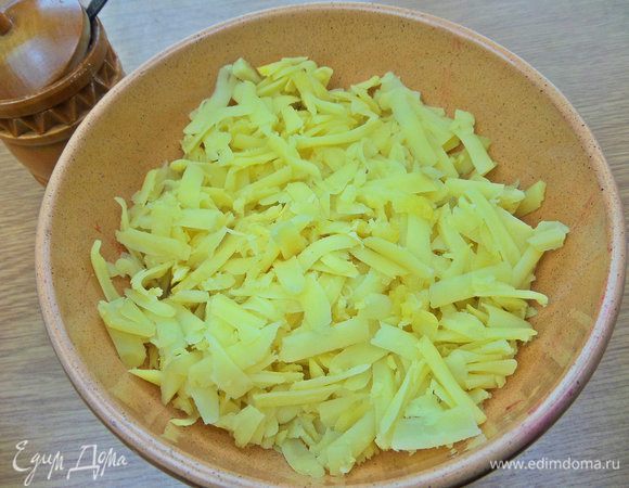 Для котлет отварить картофель, натереть на терке.