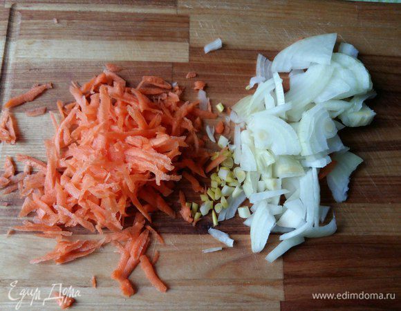 Пока тушатся сердечки, подготовим морковь и лук, порежем лук кусочками, морковь на терке.