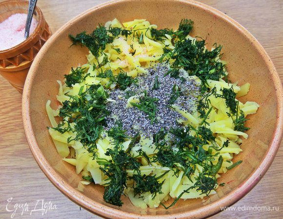 Добавить соль, мак, зелень. В оригинале укропом просто было посыпано блюдо, я же добавила его в котлеты.