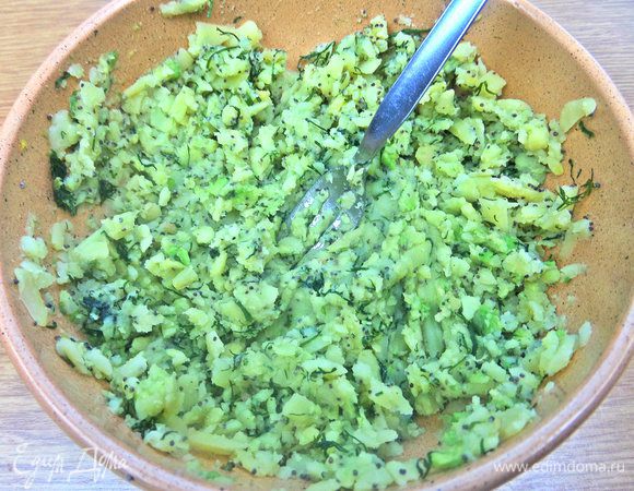 Размять авокадо вилкой.