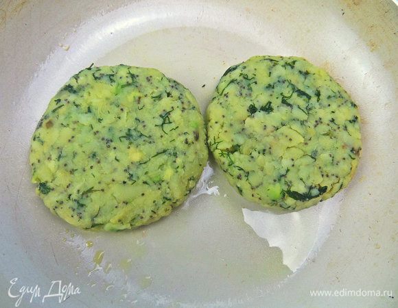 Обжарить с двух сторон. В оригинале они запекались.