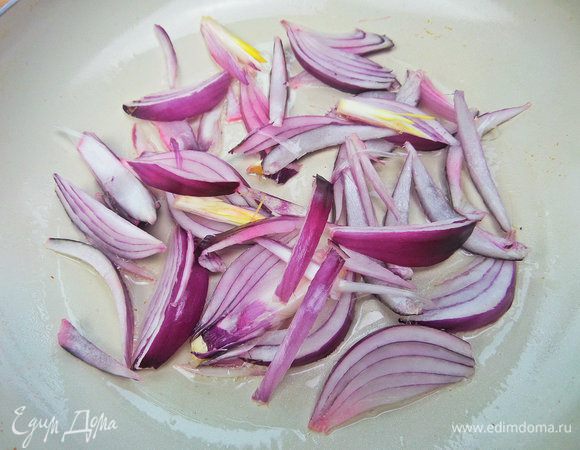 Лук нарезать, обжарить.