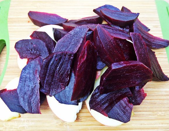 Свеклу запечь или отварить, нарезать как яблоко.