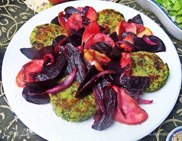 Перенести все со сковороды на котлеты.