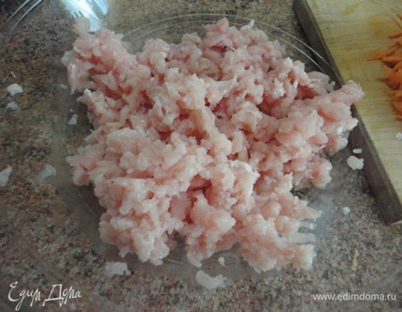 Предварительно разморозить тесто.
В рецепте не указывалось фарш какого мяса надо использовать. Я решила попробовать с куриным .