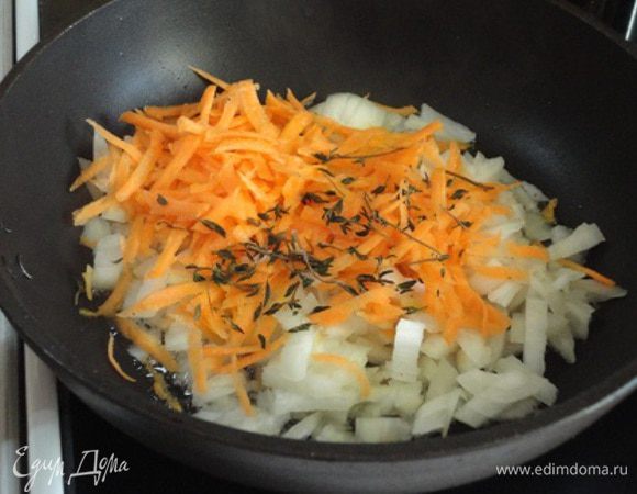 Лук и морковь мелко нарезать или натереть, и пожарить на оливковом масле вместе с листочками тимьяна 2-3 минуты. Следка остудить.