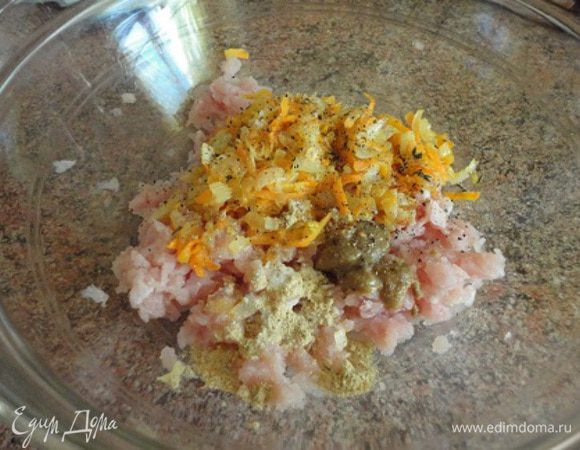 В миску с фаршем выложить жареные овощи, добавить горчицу, соль, перец, влить бульон (или воду). Перемешать.