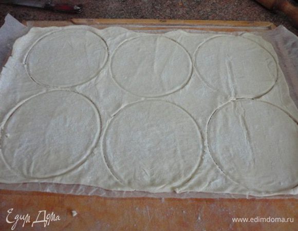 Тесто слегка раскатать и вырезать круги диаметром 15 см. Получилось 6 штук. Из обрезков я раскатала еще 3 круга.