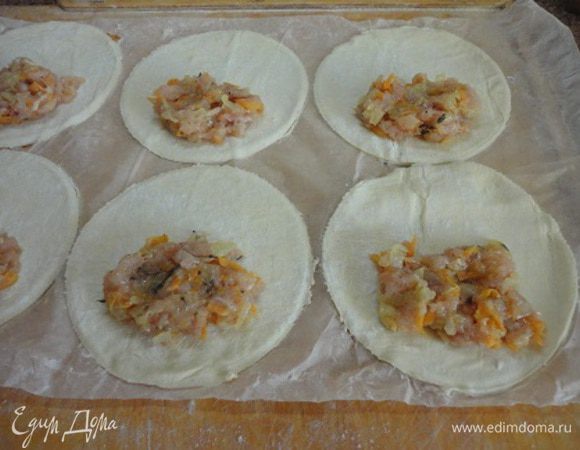 На одну половинку каждого круга выложить по столовой ложке начинки (у меня точно на 9 штук получилось), сложить тесто пополам и закрепить по краю. В Шотландии им придавали изогнутую форму подковы — на счастье. Я тоже попыталась.