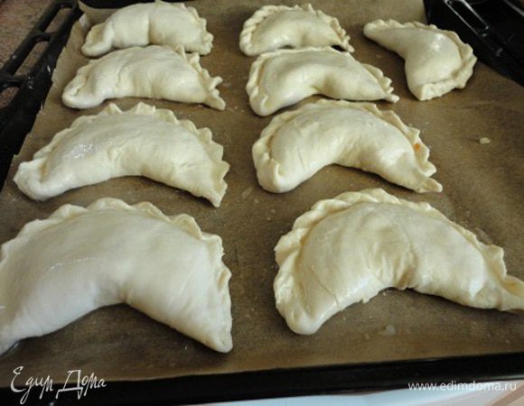 Правда, при выпечке они выпрямились. Смазываем пирожки яичным белком, делаем отверстия для пара.